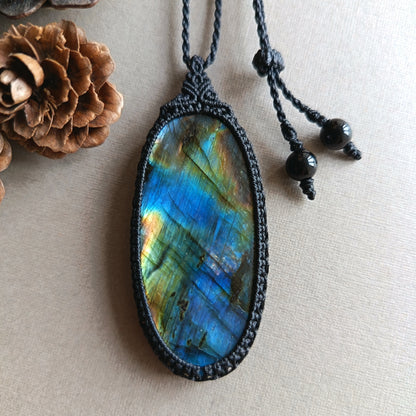 Labradorite Macrame Necklace | Pendant size 6.3 cm