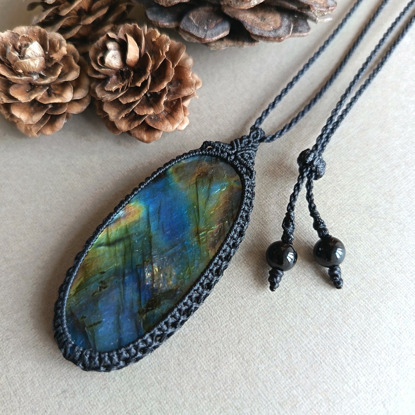 Labradorite Macrame Necklace | Pendant size 6.3 cm