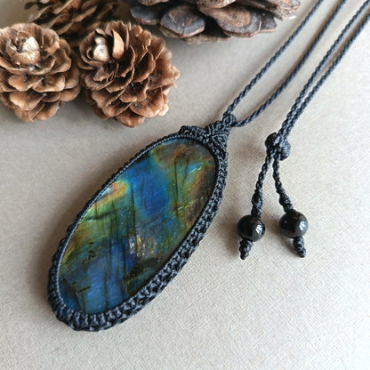 Labradorite Macrame Necklace | Pendant size 6.3 cm