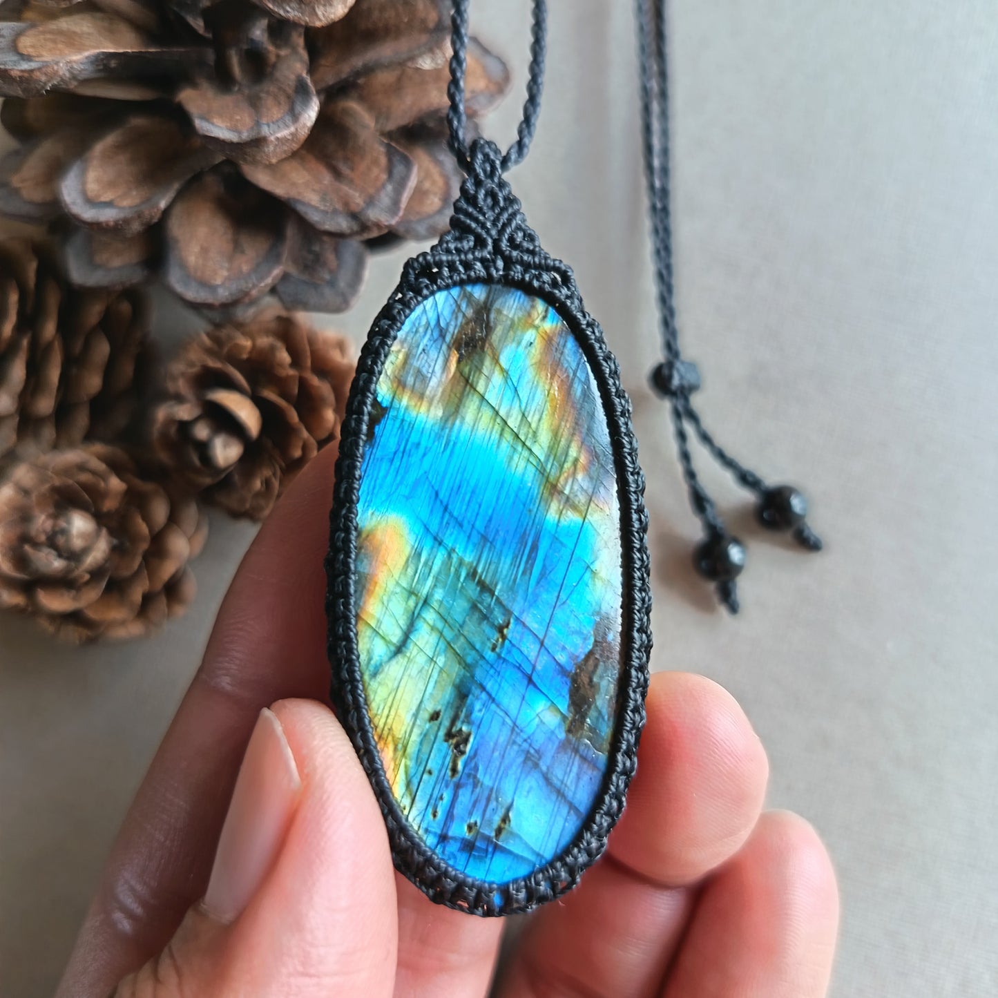 Labradorite Macrame Necklace | Pendant size 6.3 cm