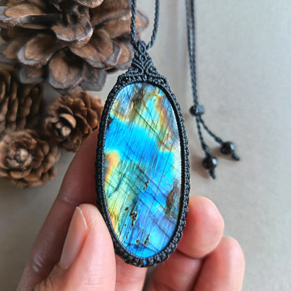 Labradorite Macrame Necklace | Pendant size 6.3 cm