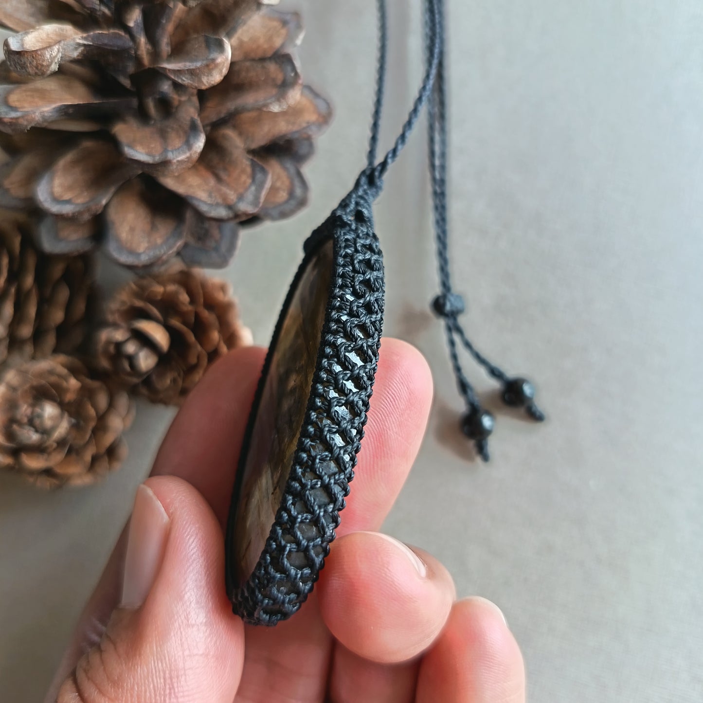 Labradorite Macrame Necklace | Pendant size 6.3 cm