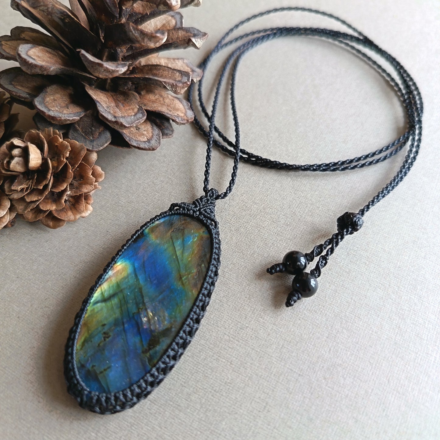 Labradorite Macrame Necklace | Pendant size 6.3 cm