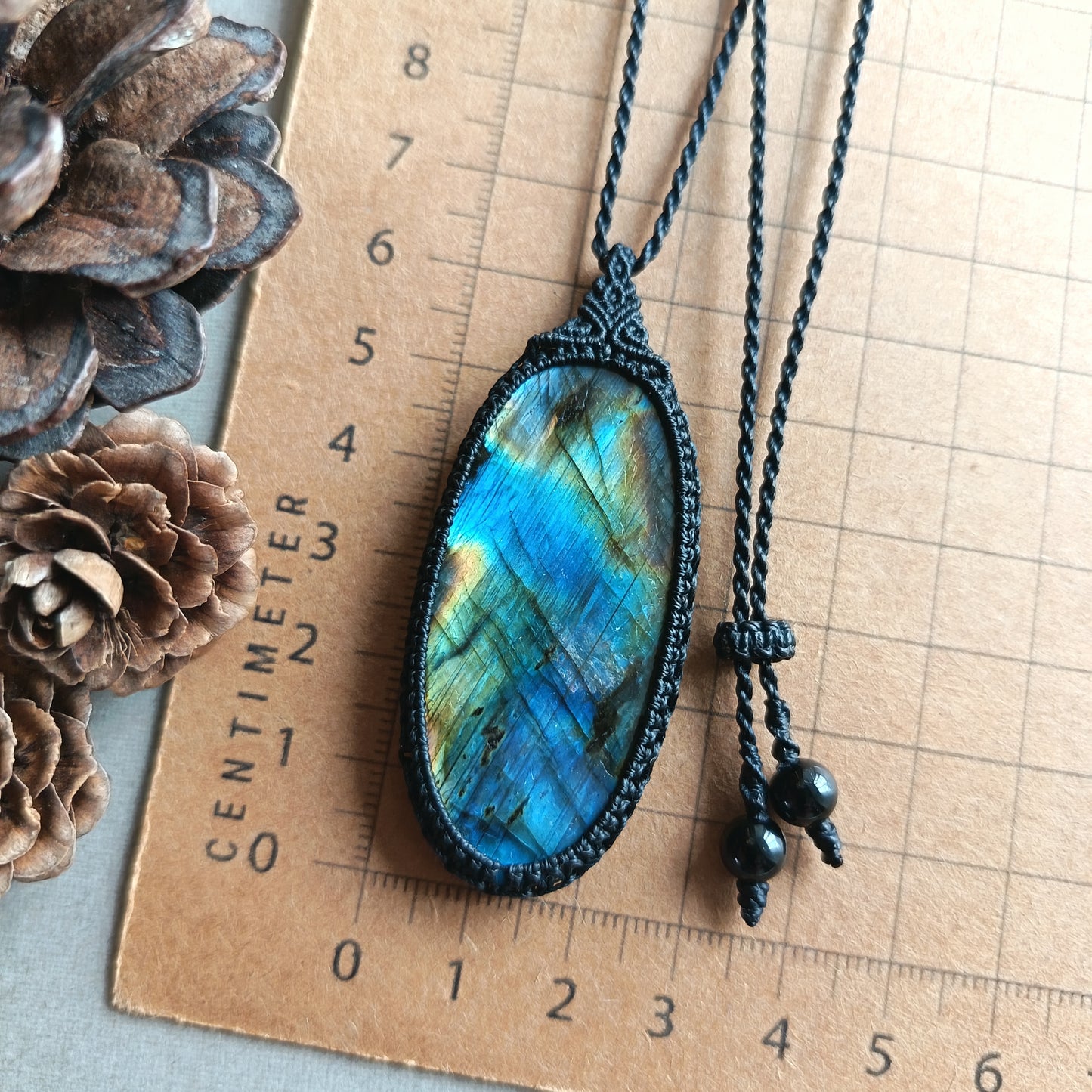 Labradorite Macrame Necklace | Pendant size 6.3 cm