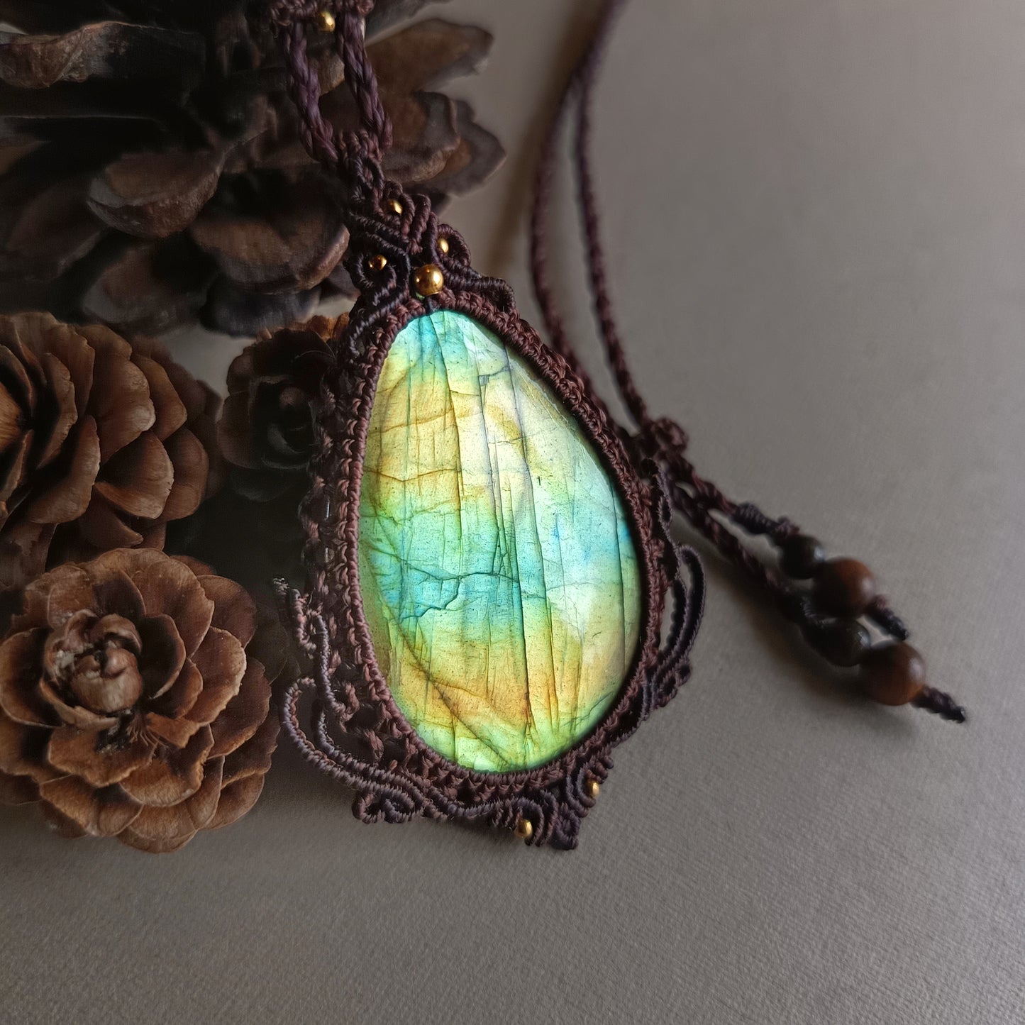 Labradorite Macrame Necklace | Pendant size 6.2 cm