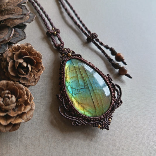 Labradorite Macrame Necklace | Pendant size 6.2 cm