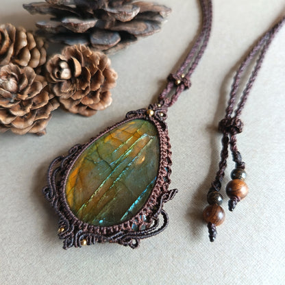 Labradorite Macrame Necklace | Pendant size 6.2 cm