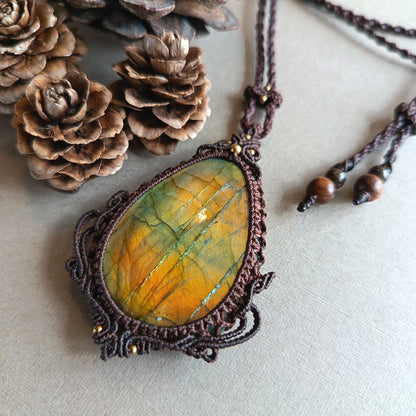 Labradorite Macrame Necklace | Pendant size 6.2 cm