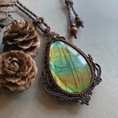 Labradorite Macrame Necklace | Pendant size 6.2 cm