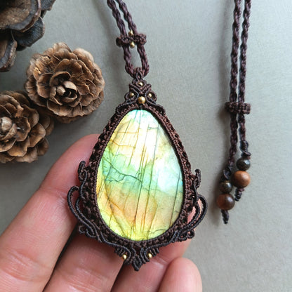 Labradorite Macrame Necklace | Pendant size 6.2 cm