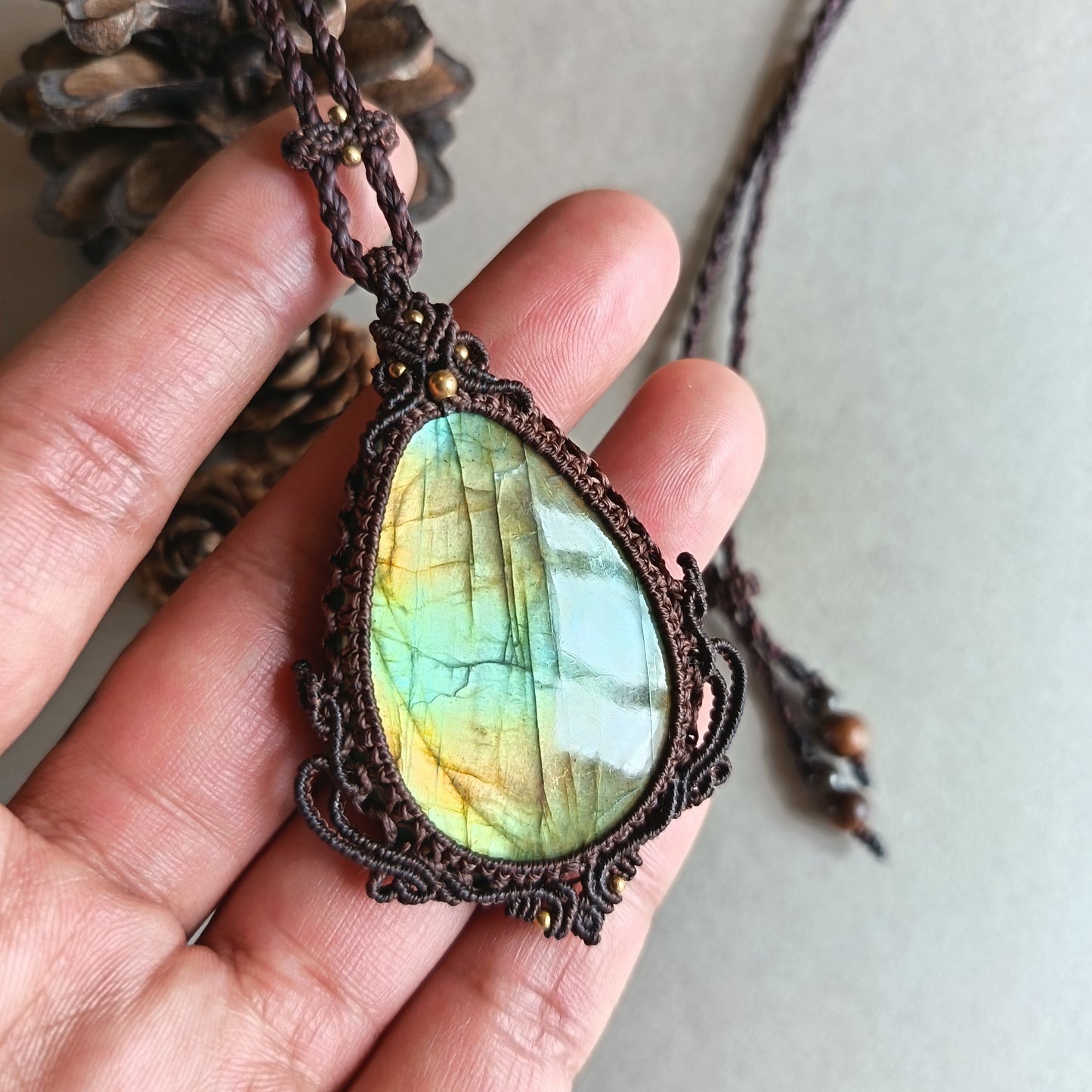 Labradorite Macrame Necklace | Pendant size 6.2 cm