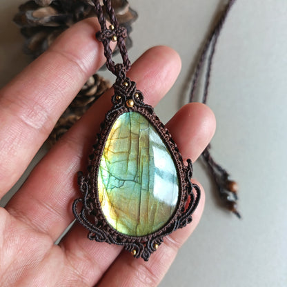 Labradorite Macrame Necklace | Pendant size 6.2 cm