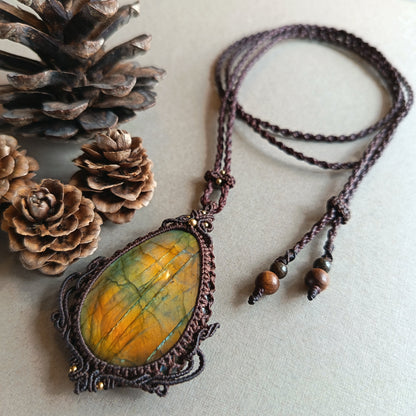 Labradorite Macrame Necklace | Pendant size 6.2 cm
