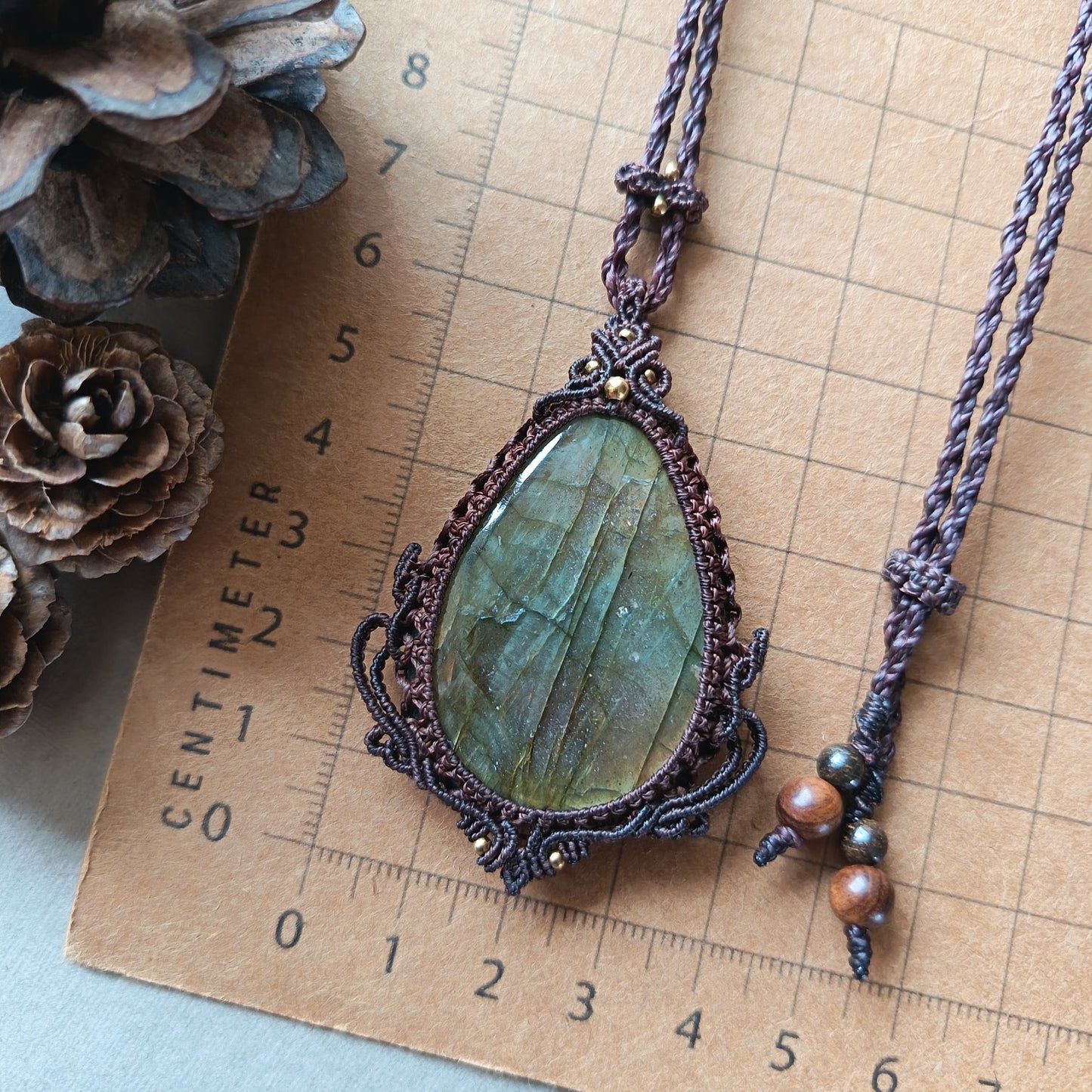 Labradorite Macrame Necklace | Pendant size 6.2 cm