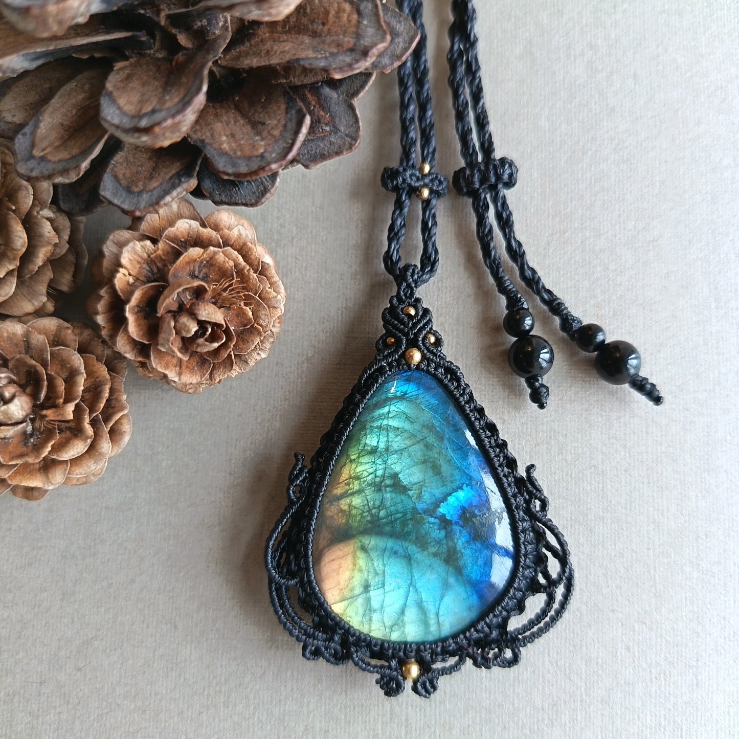 Labradorite Macrame Necklace | Pendant size 5.8 cm