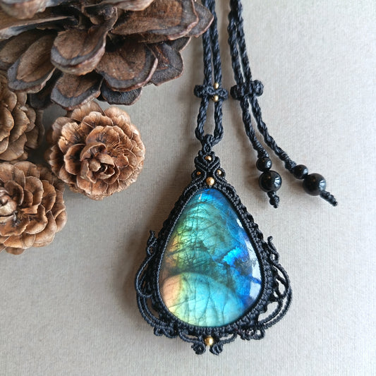 Labradorite Macrame Necklace | Pendant size 5.8 cm