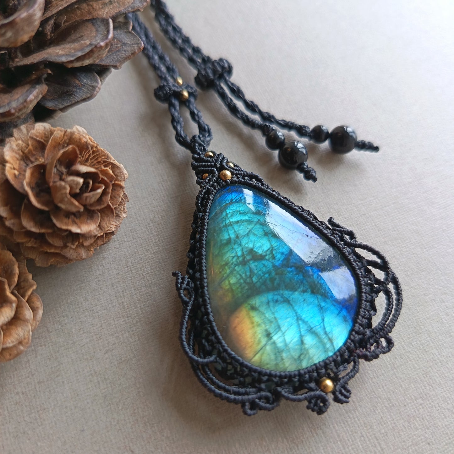 Labradorite Macrame Necklace | Pendant size 5.8 cm