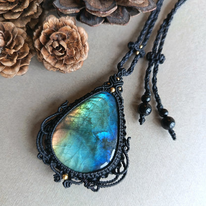 Labradorite Macrame Necklace | Pendant size 5.8 cm