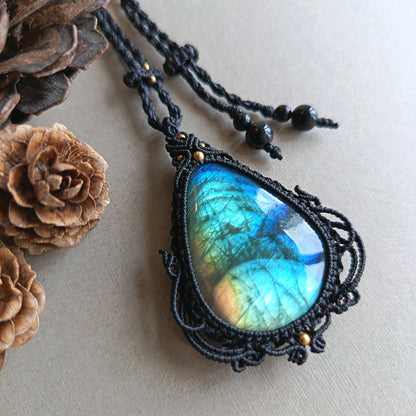 Labradorite Macrame Necklace | Pendant size 5.8 cm