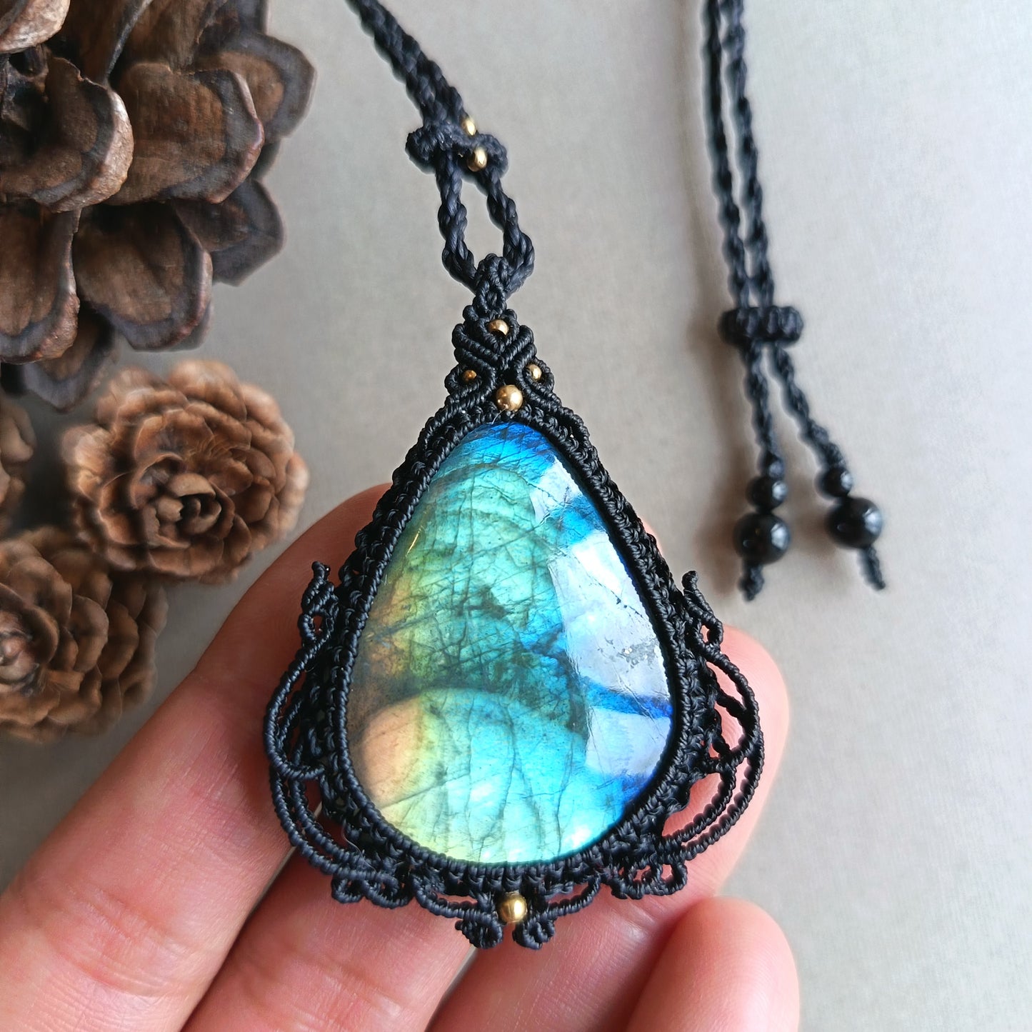 Labradorite Macrame Necklace | Pendant size 5.8 cm