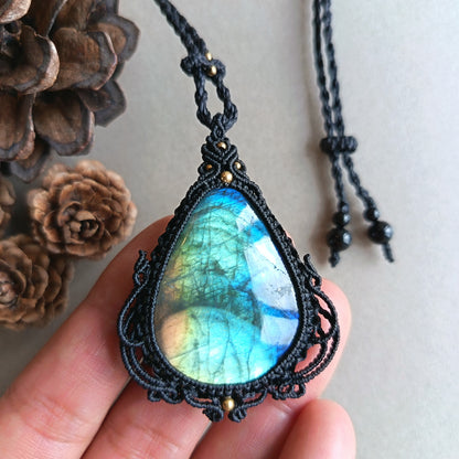 Labradorite Macrame Necklace | Pendant size 5.8 cm