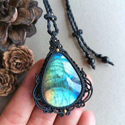 Labradorite Macrame Necklace | Pendant size 5.8 cm