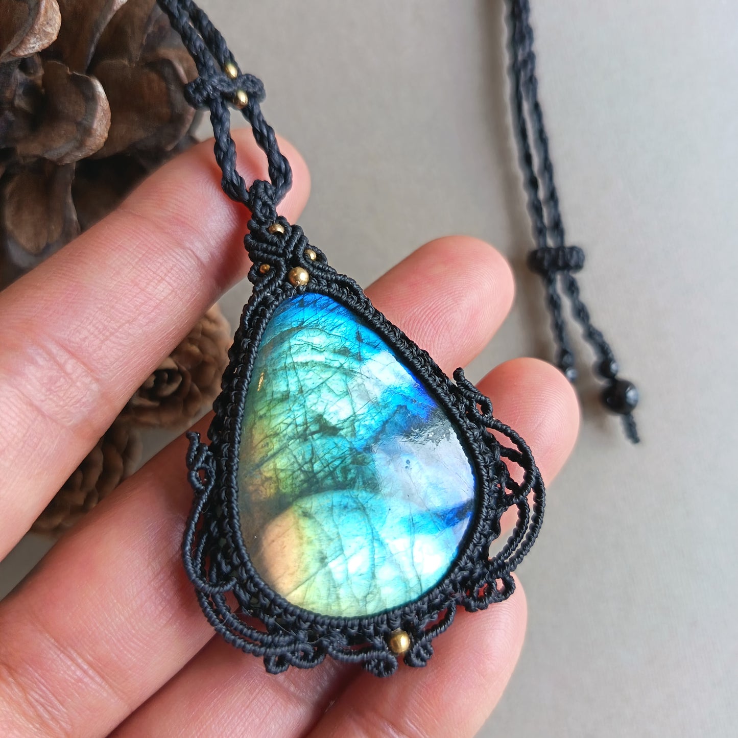 Labradorite Macrame Necklace | Pendant size 5.8 cm