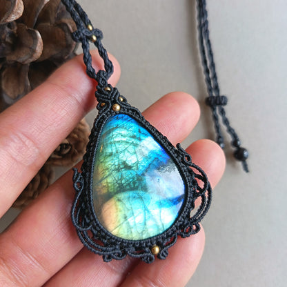 Labradorite Macrame Necklace | Pendant size 5.8 cm