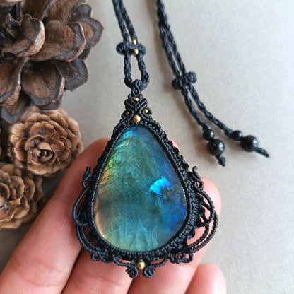 Labradorite Macrame Necklace | Pendant size 5.8 cm