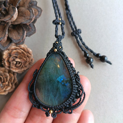 Labradorite Macrame Necklace | Pendant size 5.8 cm