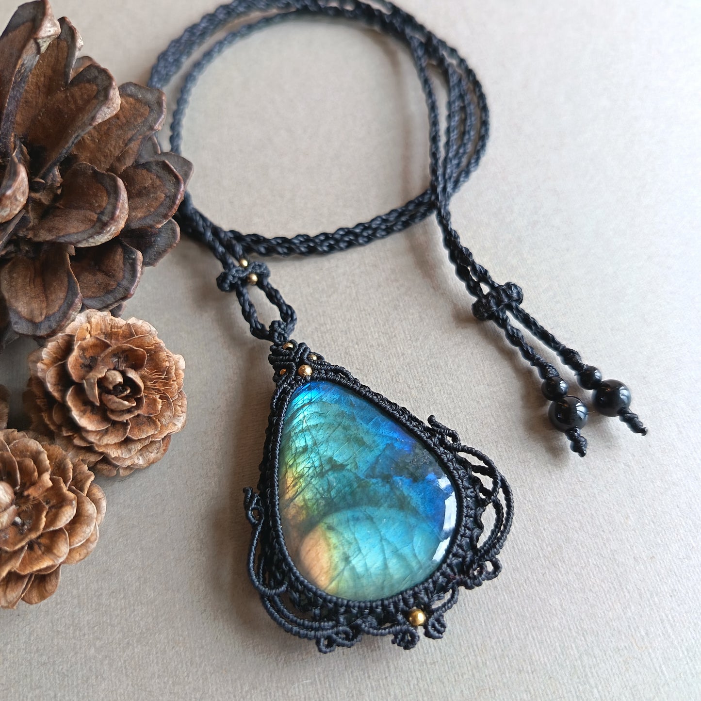 Labradorite Macrame Necklace | Pendant size 5.8 cm