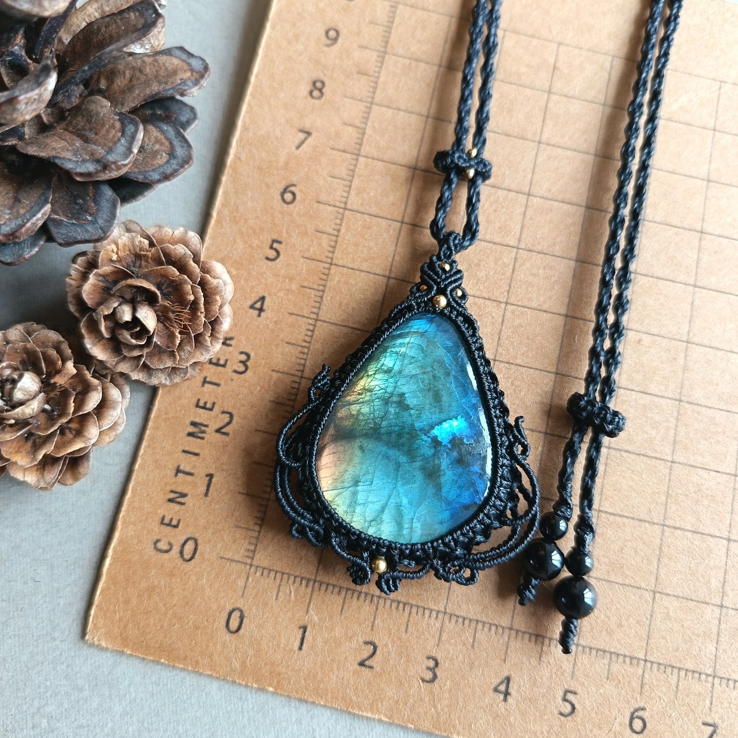 Labradorite Macrame Necklace | Pendant size 5.8 cm