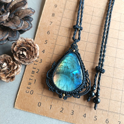Labradorite Macrame Necklace | Pendant size 5.8 cm
