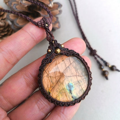Labradorite Macrame Necklace | Pendant size 5 cm
