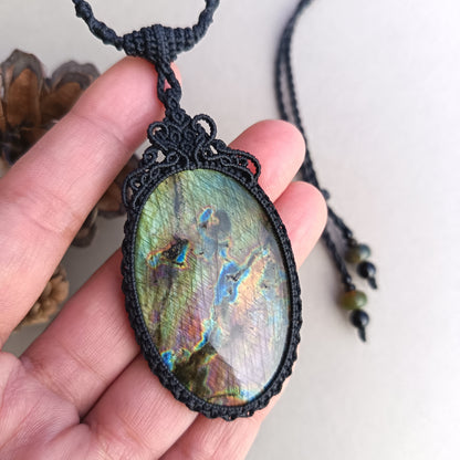 Labradorite Macrame Necklace | Pendant size 7.1 cm