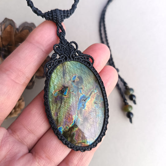 Labradorite Macrame Necklace | Pendant size 7.1 cm