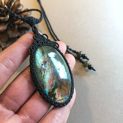 Labradorite Macrame Necklace | Pendant size 7.1 cm