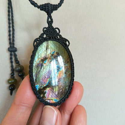 Labradorite Macrame Necklace | Pendant size 7.1 cm