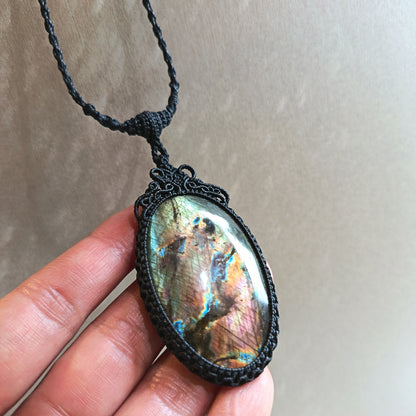 Labradorite Macrame Necklace | Pendant size 7.1 cm