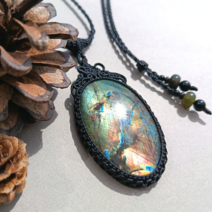 Labradorite Macrame Necklace | Pendant size 7.1 cm