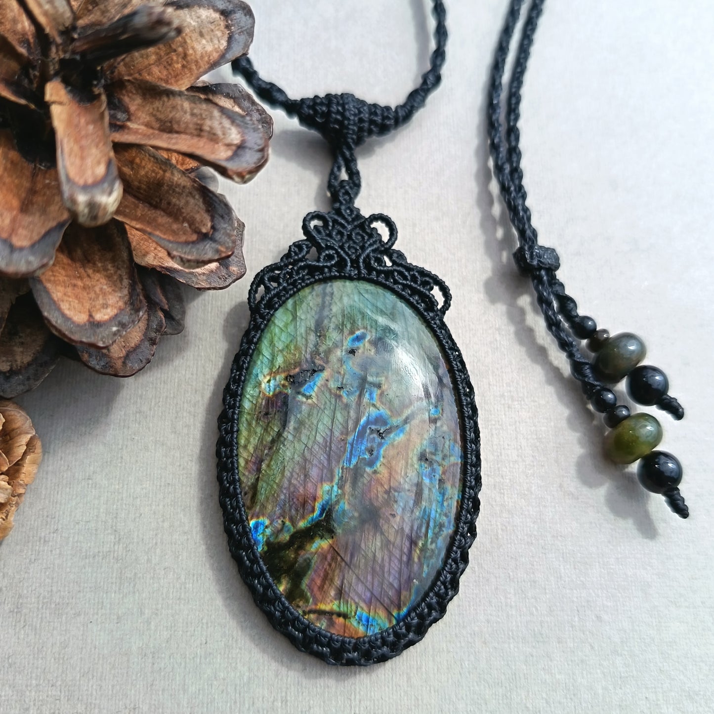 Labradorite Macrame Necklace | Pendant size 7.1 cm