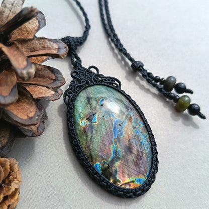 Labradorite Macrame Necklace | Pendant size 7.1 cm