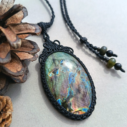 Labradorite Macrame Necklace | Pendant size 7.1 cm