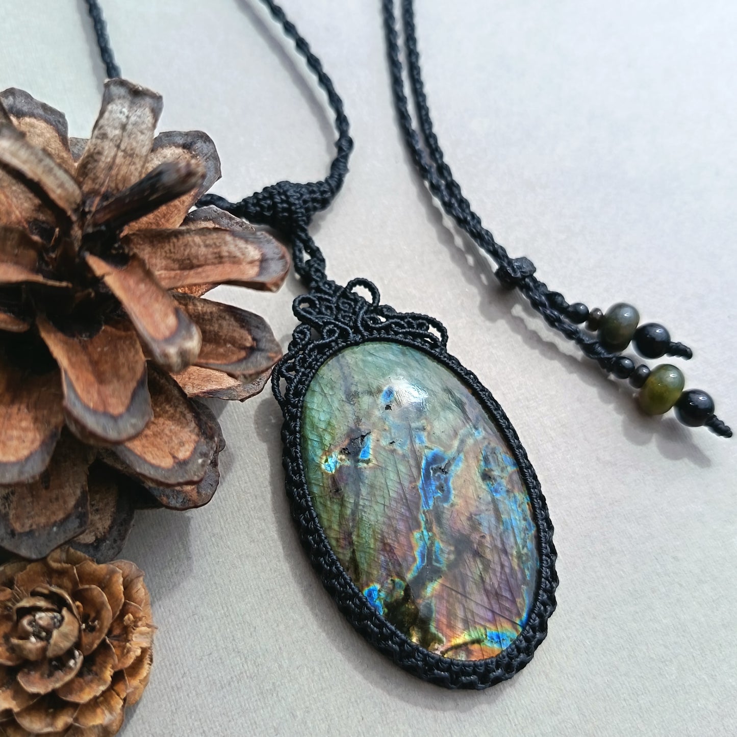 Labradorite Macrame Necklace | Pendant size 7.1 cm