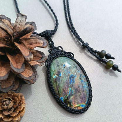 Labradorite Macrame Necklace | Pendant size 7.1 cm