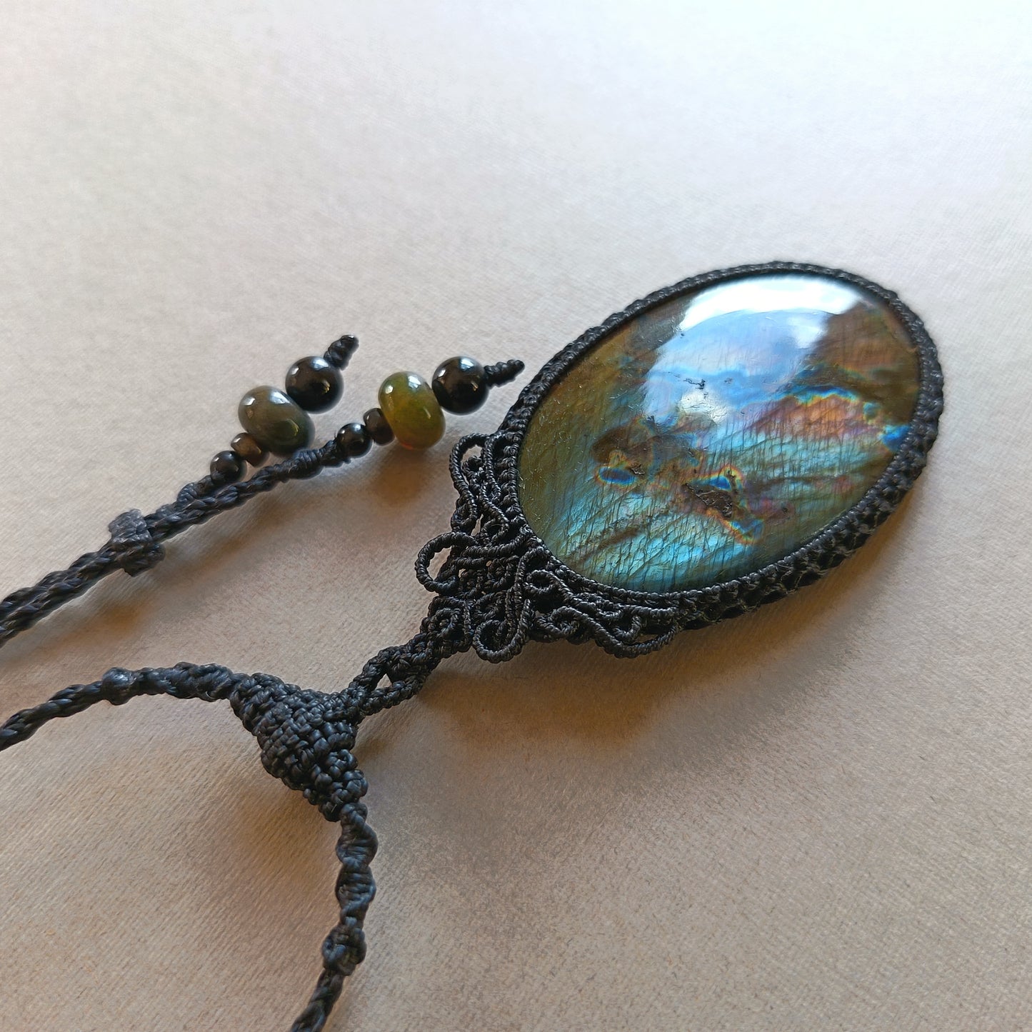 Labradorite Macrame Necklace | Pendant size 7.1 cm
