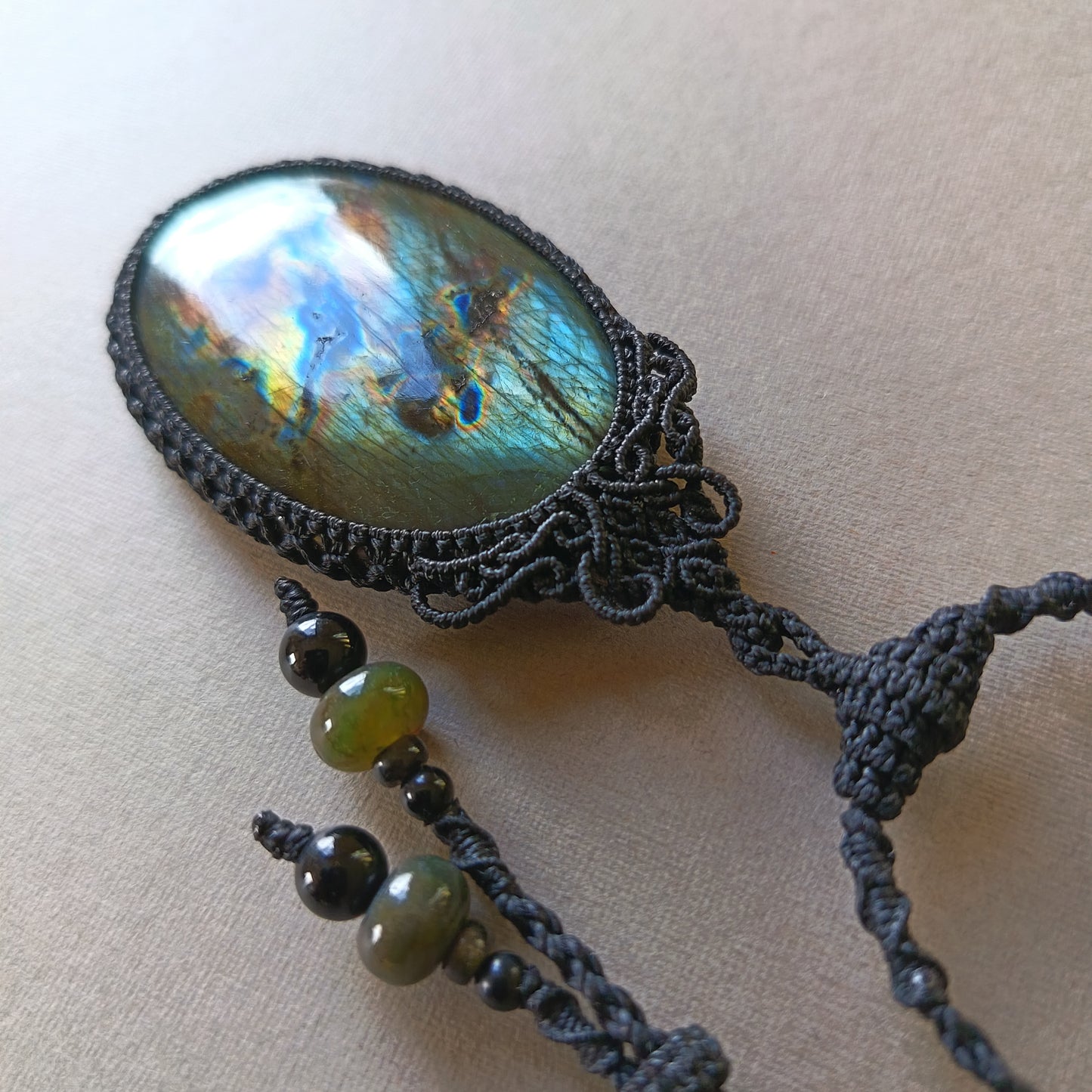 Labradorite Macrame Necklace | Pendant size 7.1 cm