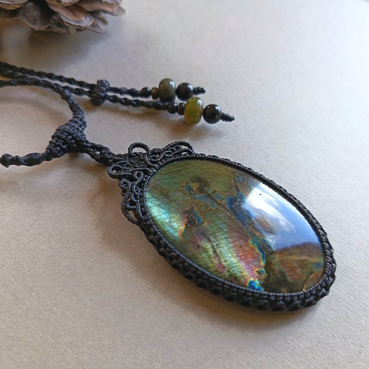Labradorite Macrame Necklace | Pendant size 7.1 cm