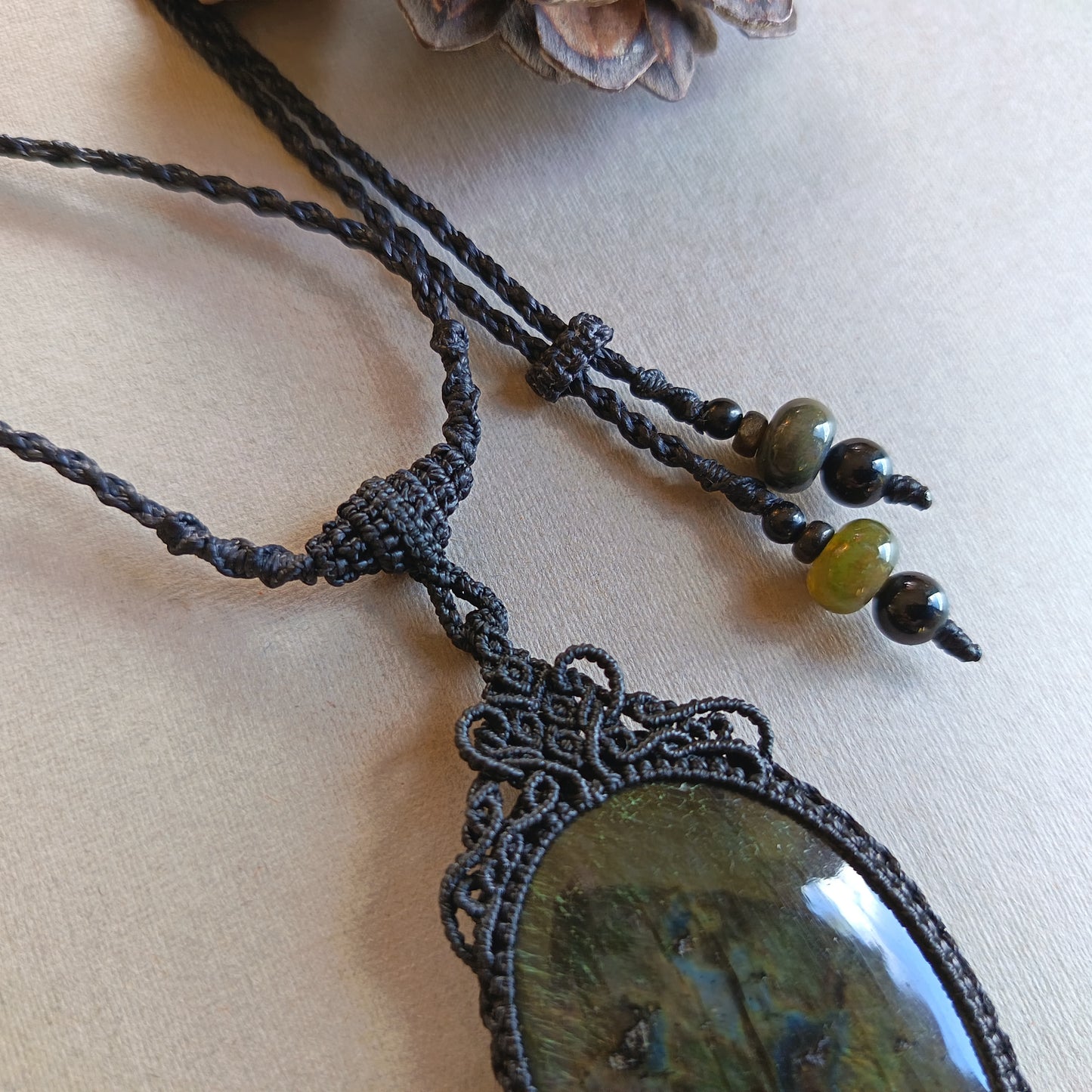 Labradorite Macrame Necklace | Pendant size 7.1 cm