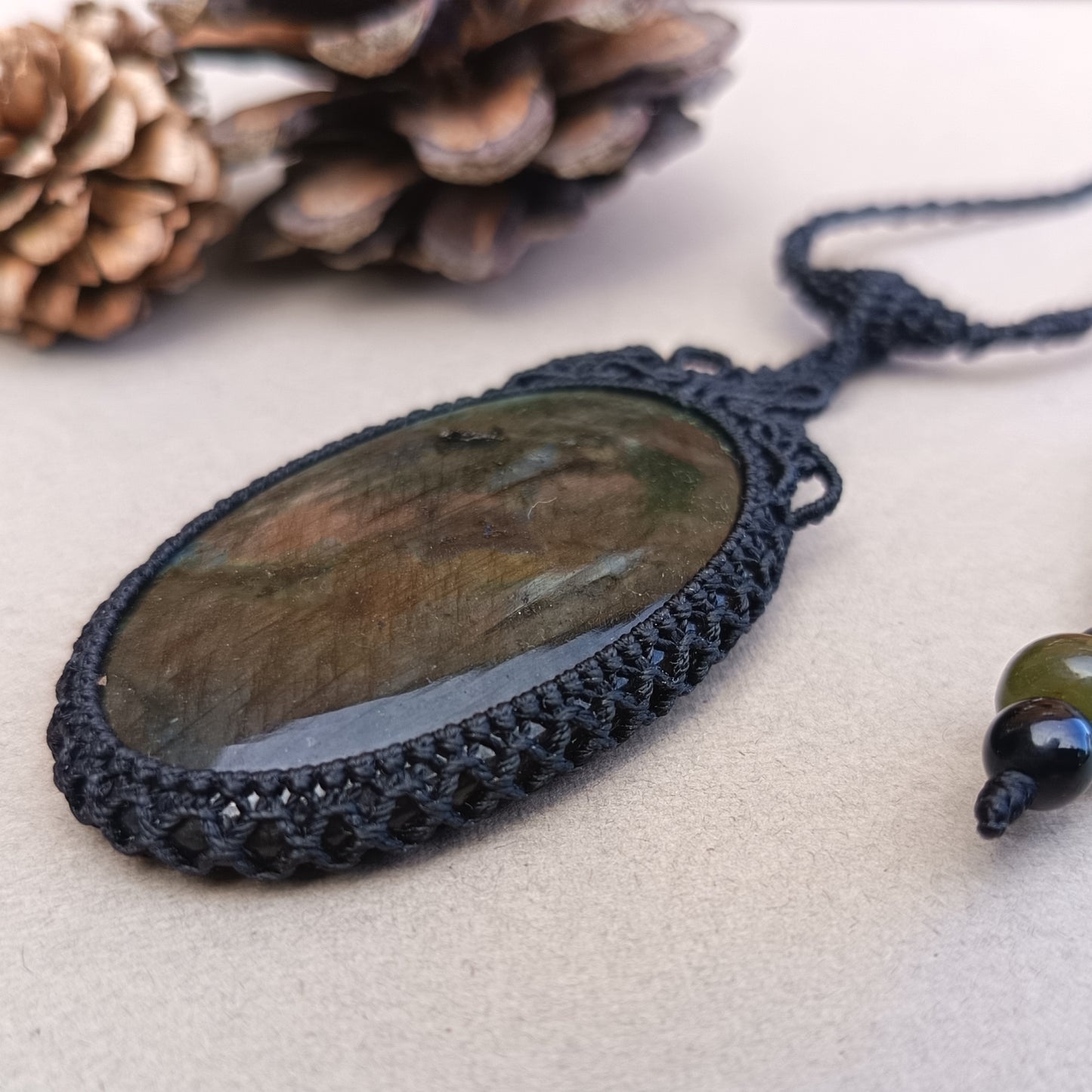 Labradorite Macrame Necklace | Pendant size 7.1 cm